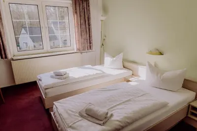 Ein Bett oder Betten in einem Zimmer der Unterkunft LandHotel