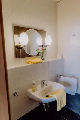 Ein Badezimmer in der Unterkunft LandHotel