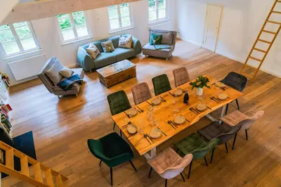Ein Sitzbereich in der Unterkunft Historic Forester's House Tornow In Forest Setting