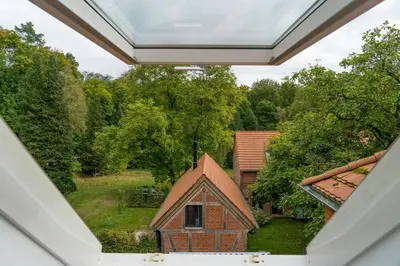 Ein Garten an der Unterkunft Historic Forester's House Tornow In Forest Setting