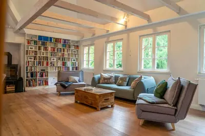 Ein Sitzbereich in der Unterkunft Historic Forester's House Tornow In Forest Setting