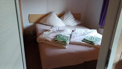 Ein Bett oder Betten in einem Zimmer der Unterkunft Ferienhaus Golinski auf eigenem komplett umzäunten Grundstück im Unterspreewald mit Kamin