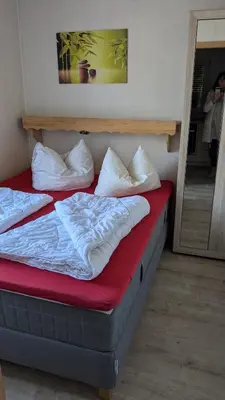 Ein Bett oder Betten in einem Zimmer der Unterkunft Ferienhaus Golinski auf eigenem komplett umzäunten Grundstück im Unterspreewald mit Kamin
