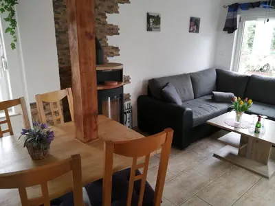 Ein Sitzbereich in der Unterkunft Ferienhaus Golinski auf eigenem komplett umzäunten Grundstück im Unterspreewald mit Kamin