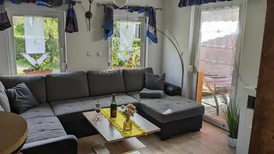 Ein Sitzbereich in der Unterkunft Ferienhaus Golinski auf eigenem komplett umzäunten Grundstück im Unterspreewald mit Kamin