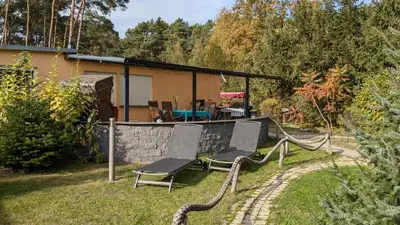 Ein Garten an der Unterkunft Ferienhaus Golinski auf eigenem komplett umzäunten Grundstück im Unterspreewald mit Kamin