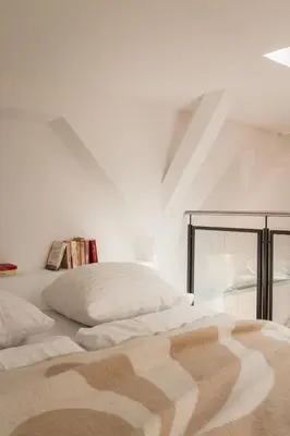 Ein Bett oder Betten in einem Zimmer der Unterkunft 105m2 Duplex Wohnung im Herzen Berlins, Neukölln