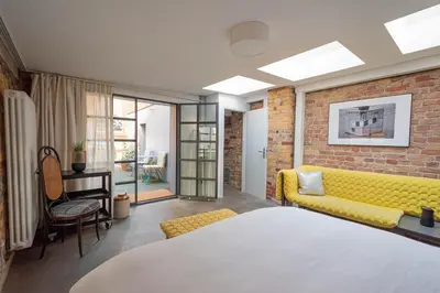 Ein Bett oder Betten in einem Zimmer der Unterkunft THE RMS - Piano Remise Kreuzberg