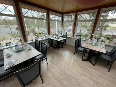 Ein Restaurant oder anderes Speiselokal in der Unterkunft Haus Katharinensee
