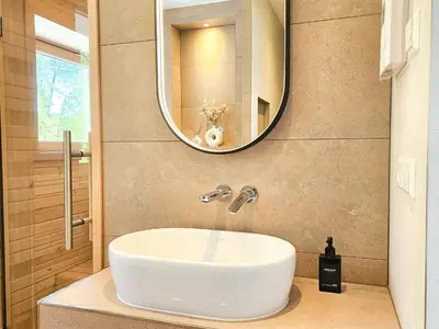 Ein Badezimmer in der Unterkunft Lychenseevilla mit Seeblick, Wintergarten, Kamin und Sauna