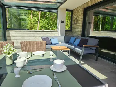 Ein Sitzbereich in der Unterkunft Lychenseevilla mit Seeblick, Wintergarten, Kamin und Sauna