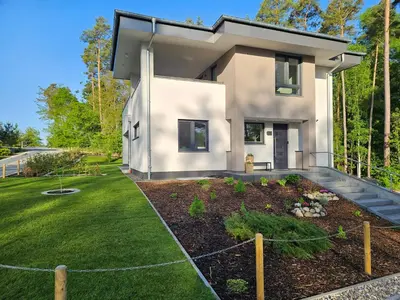 Ein Garten an der Unterkunft Lychenseevilla mit Seeblick, Wintergarten, Kamin und Sauna