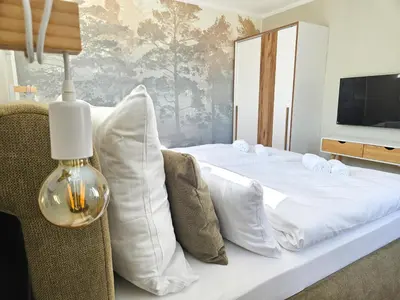 Ein Bett oder Betten in einem Zimmer der Unterkunft Lychenseevilla mit Seeblick, Wintergarten, Kamin und Sauna