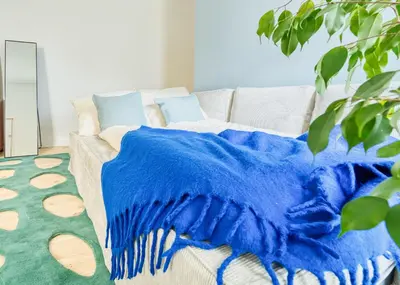 Ein Bett oder Betten in einem Zimmer der Unterkunft Mitten im Kreuzberger Kiezleben - geräumig & charmant - 3 SZ auf 140qm