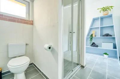 Ein Badezimmer in der Unterkunft Mitten im Kreuzberger Kiezleben - geräumig & charmant - 3 SZ auf 140qm
