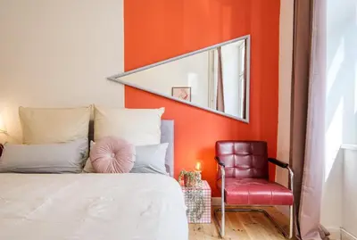 Ein Bett oder Betten in einem Zimmer der Unterkunft Mitten im Kreuzberger Kiezleben - geräumig & charmant - 3 SZ auf 140qm