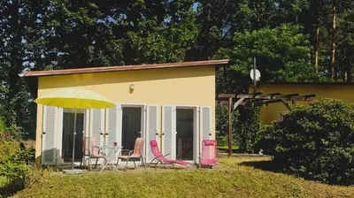 Ein Garten an der Unterkunft Urlaub am Seddiner See