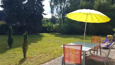 Ein Garten an der Unterkunft Urlaub am Seddiner See