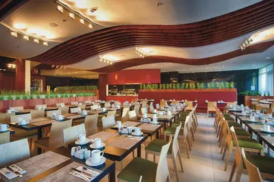 Ein Restaurant oder anderes Speiselokal in der Unterkunft Riu Plaza Berlin