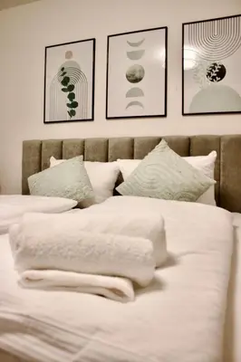 Ein Bett oder Betten in einem Zimmer der Unterkunft Cozy Voyage - Stylish 135m2 for up to 9 people in Kudamm