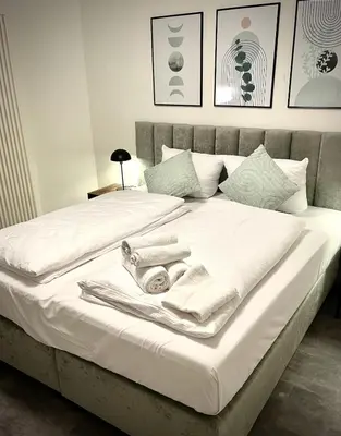 Ein Bett oder Betten in einem Zimmer der Unterkunft Cozy Voyage - Stylish 135m2 for up to 9 people in Kudamm