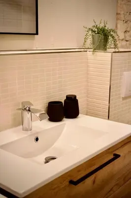 Ein Badezimmer in der Unterkunft Cozy Voyage - Stylish 135m2 for up to 9 people in Kudamm
