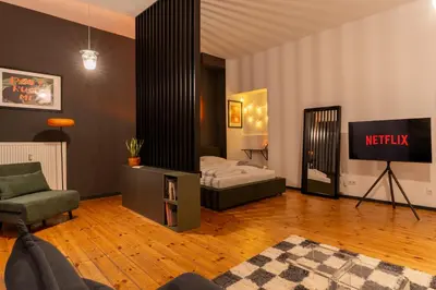 TV/Unterhaltungsangebot in der Unterkunft Luxury Apartment, Space for 7! Central Location Neukölln & Kreuzberg