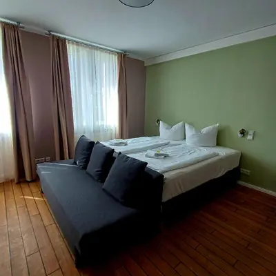 Ein Bett oder Betten in einem Zimmer der Unterkunft Land-Gut-Hotel- Weisser Schwan