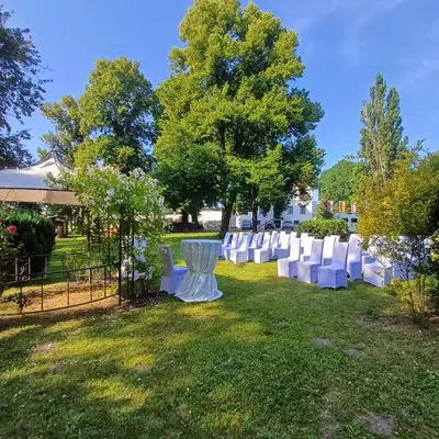 Ein Garten an der Unterkunft Land-Gut-Hotel- Weisser Schwan