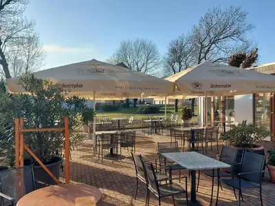 Ein Restaurant oder anderes Speiselokal in der Unterkunft Land-Gut-Hotel- Weisser Schwan