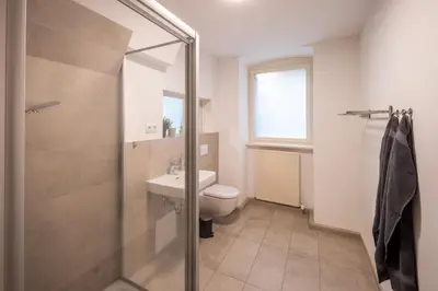 Ein Badezimmer in der Unterkunft 100qm2, Superior Suite, 7 Beds, Rain Shower