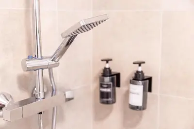 Ein Badezimmer in der Unterkunft 100qm2, Superior Suite, 7 Beds, Rain Shower