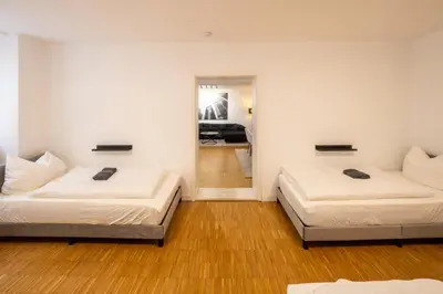 Ein Bett oder Betten in einem Zimmer der Unterkunft 100qm2, Superior Suite, 7 Beds, Rain Shower
