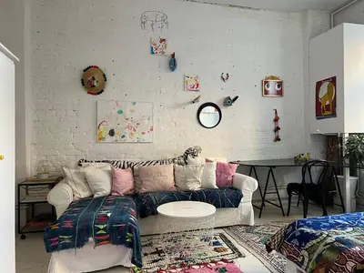 Ein Sitzbereich in der Unterkunft Artisanal Warehouse Conversion