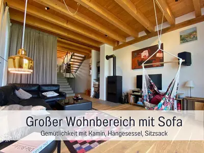 Ein Sitzbereich in der Unterkunft Landloft Linum - Ausgebaute Scheune mit Aussicht, Naturpool, Kamin, Sauna, Luxusausbau, handverlesene MidCentury Möbel & Kunst