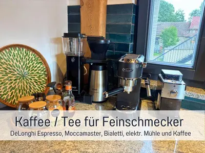 Kaffee-/Teezubehör in der Unterkunft Landloft Linum - Ausgebaute Scheune mit Aussicht, Naturpool, Kamin, Sauna, Luxusausbau, handverlesene MidCentury Möbel & Kunst