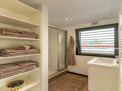 Ein Badezimmer in der Unterkunft Havel Houseboat Serenity
