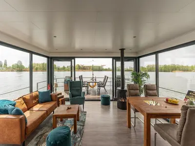 Ein Sitzbereich in der Unterkunft Havel Houseboat Serenity