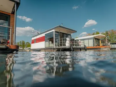 Blick auf einen Fluss in der Nähe des Bootes