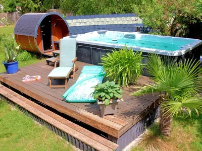 Der Swimmingpool an oder in der Nähe von Berlinurlaub im Grünen, 6 Betten, Pool, Sauna, Spielplatz, Grill, Tischtennis