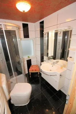 Ein Badezimmer in der Unterkunft Berlinurlaub im Grünen, 6 Betten, Pool, Sauna, Spielplatz, Grill, Tischtennis