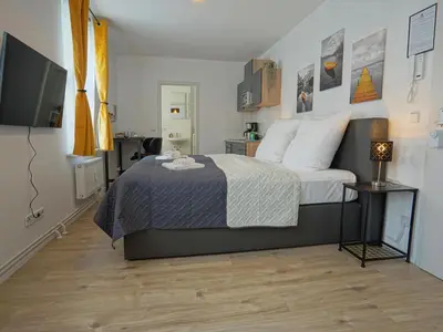 Ein Bett oder Betten in einem Zimmer der Unterkunft Hogulu - im Herzen der Altstadt Appartement 3
