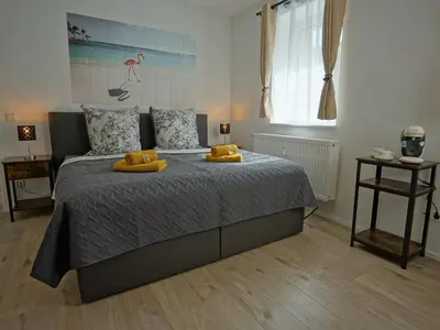 Ein Bett oder Betten in einem Zimmer der Unterkunft Hogulu - 3 - RAUM - App 27 mit Balkon direkt im Zentrum
