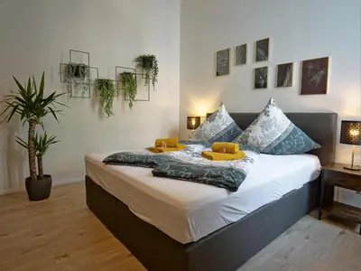 Ein Bett oder Betten in einem Zimmer der Unterkunft Hogulu - STILVOLL UND ZENTRAL - 3-RAUM Appartement 1
