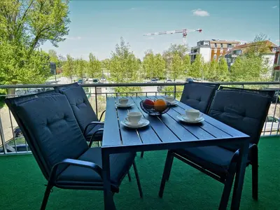 Ein Balkon oder eine Terrasse in der Unterkunft Hogulu - 2 - RAUM - App 26 mit Balkon in der Nähe der Jahrtausendbrücke