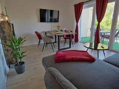 TV/Unterhaltungsangebot in der Unterkunft Hogulu - 2 - RAUM - App 26 mit Balkon in der Nähe der Jahrtausendbrücke