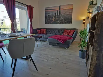 Ein Sitzbereich in der Unterkunft Hogulu - 2 - RAUM - App 26 mit Balkon in der Nähe der Jahrtausendbrücke