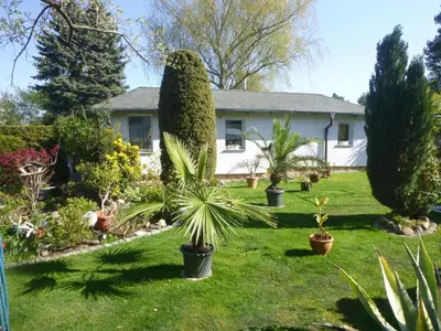 Ein Garten an der Unterkunft Berlin Urlaub im Grünen