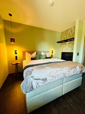 Ein Bett oder Betten in einem Zimmer der Unterkunft Deluxe Apartment im Grünen mit Balkon und Frühstück im Hotel Reindahls