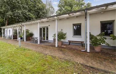 Ein Garten an der Unterkunft Maritim 2